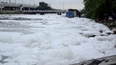 Kênh Tàu Hủ biến thành sông 'băng', người dân lo ô nhiễm